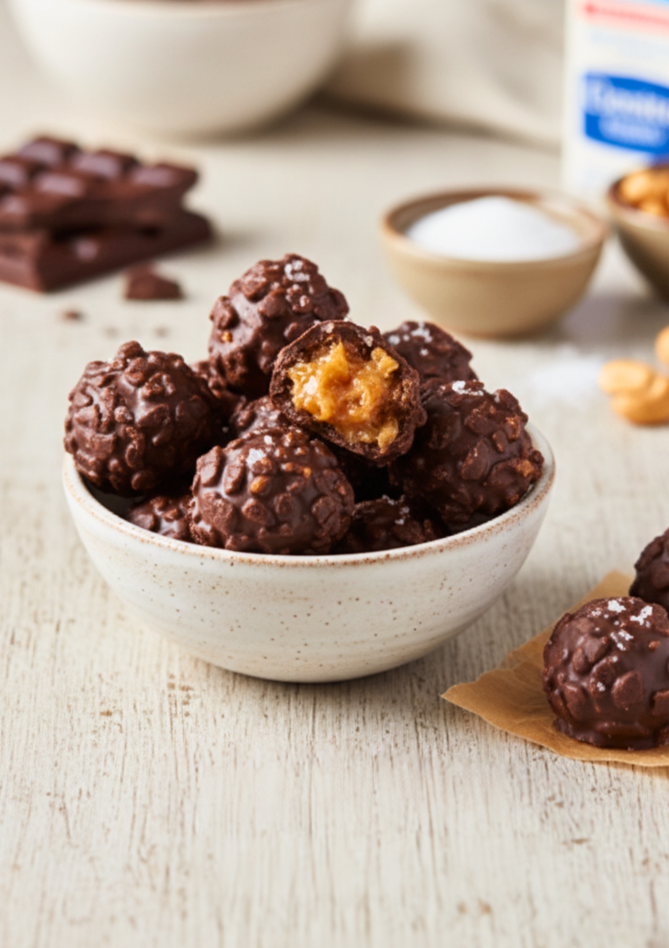 Brigadeiros de caramelo com crocante de castanha.