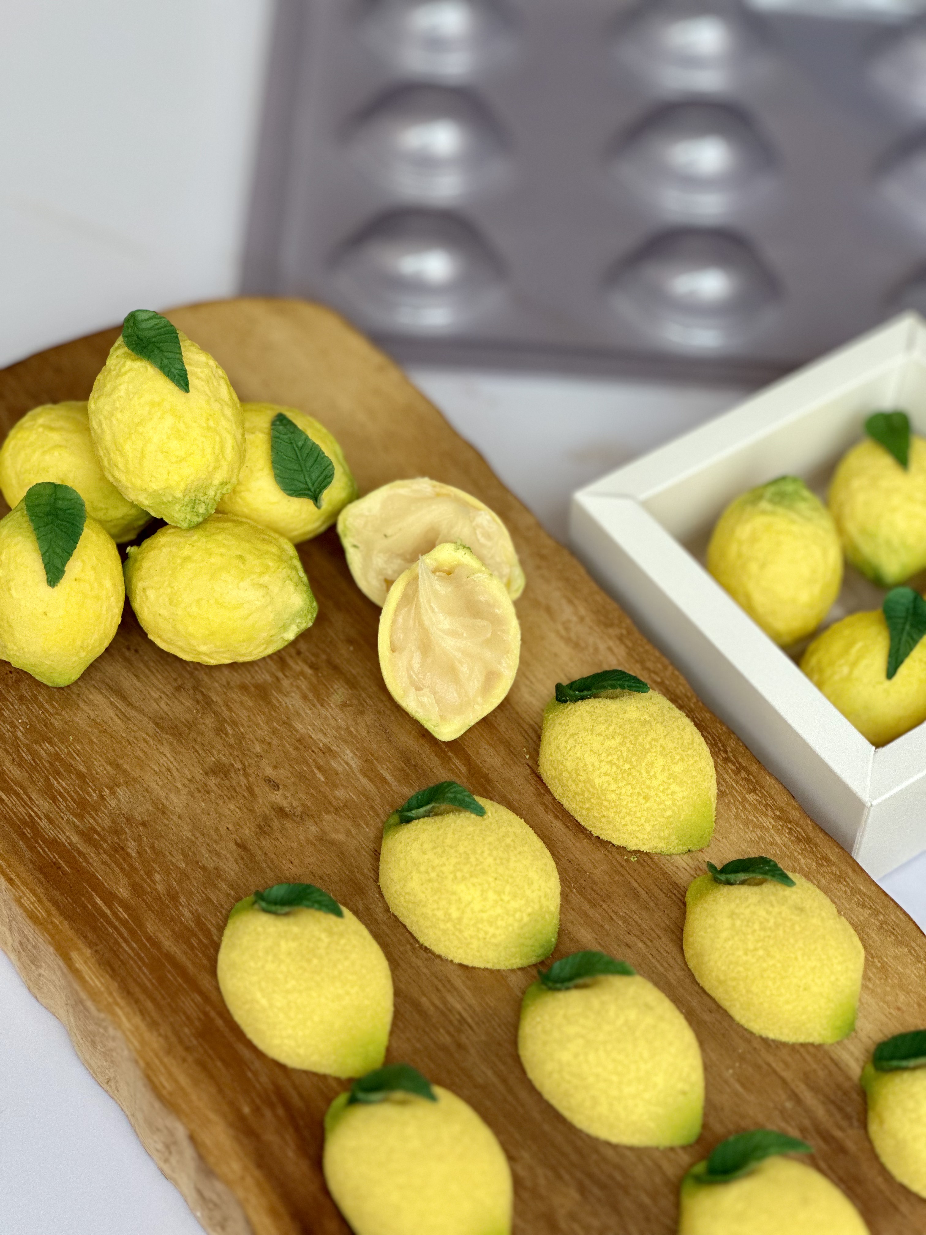 Bombons de limão siciliano amarelos sobre tábua de madeira.