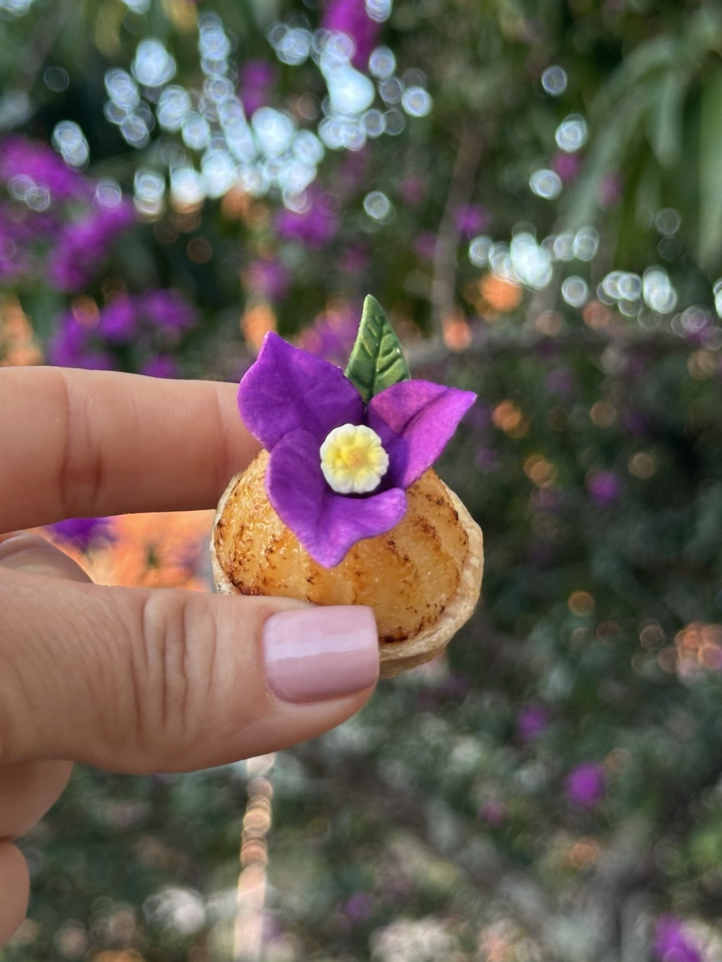 Brigadeiro de Belém finalizado com flor comestível, receita novidade inclusa no acesso.